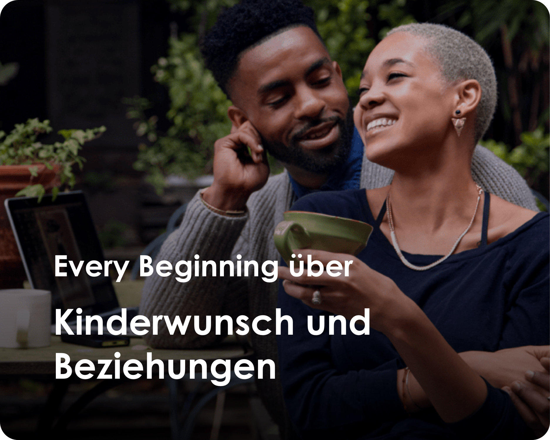 Mann und Frau sitzen draußen und lassen.