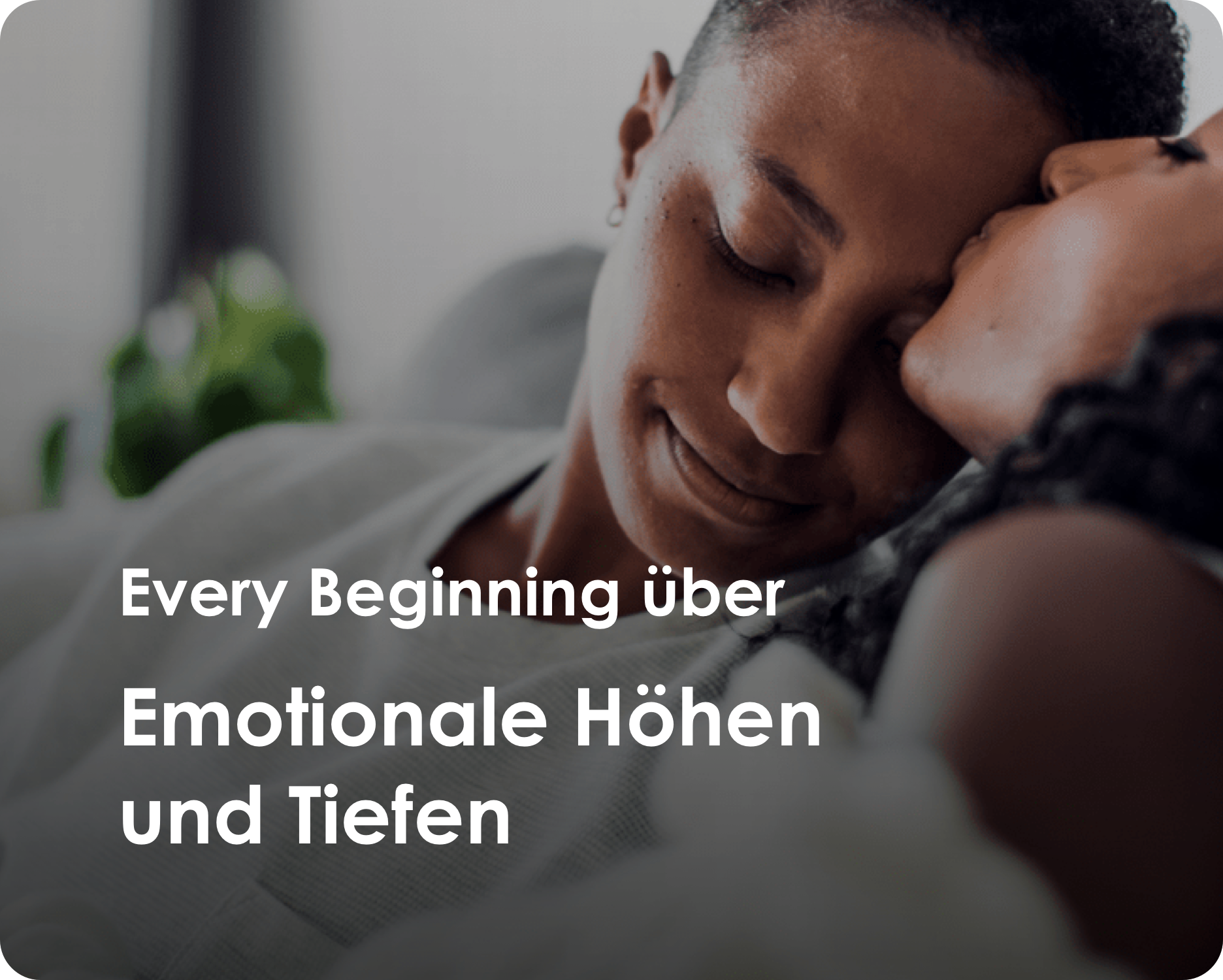 Zwei Frauen kuscheln miteinander und haben die Augen geschlossen.