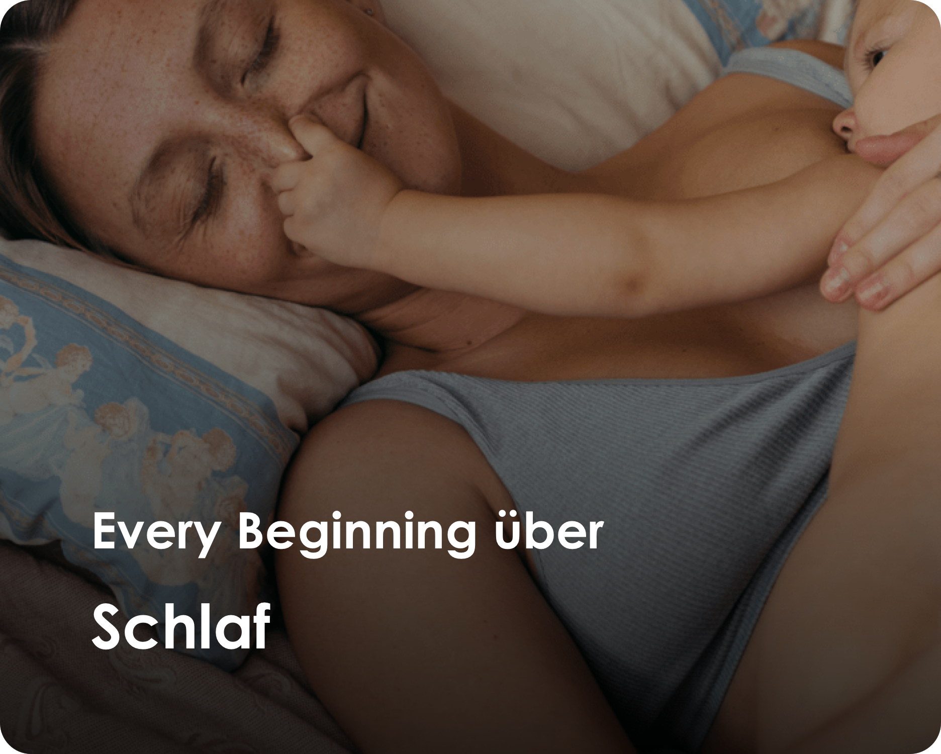 Ein Baby liegt auf der Frust einer Frau und berührt ihr Gesicht.